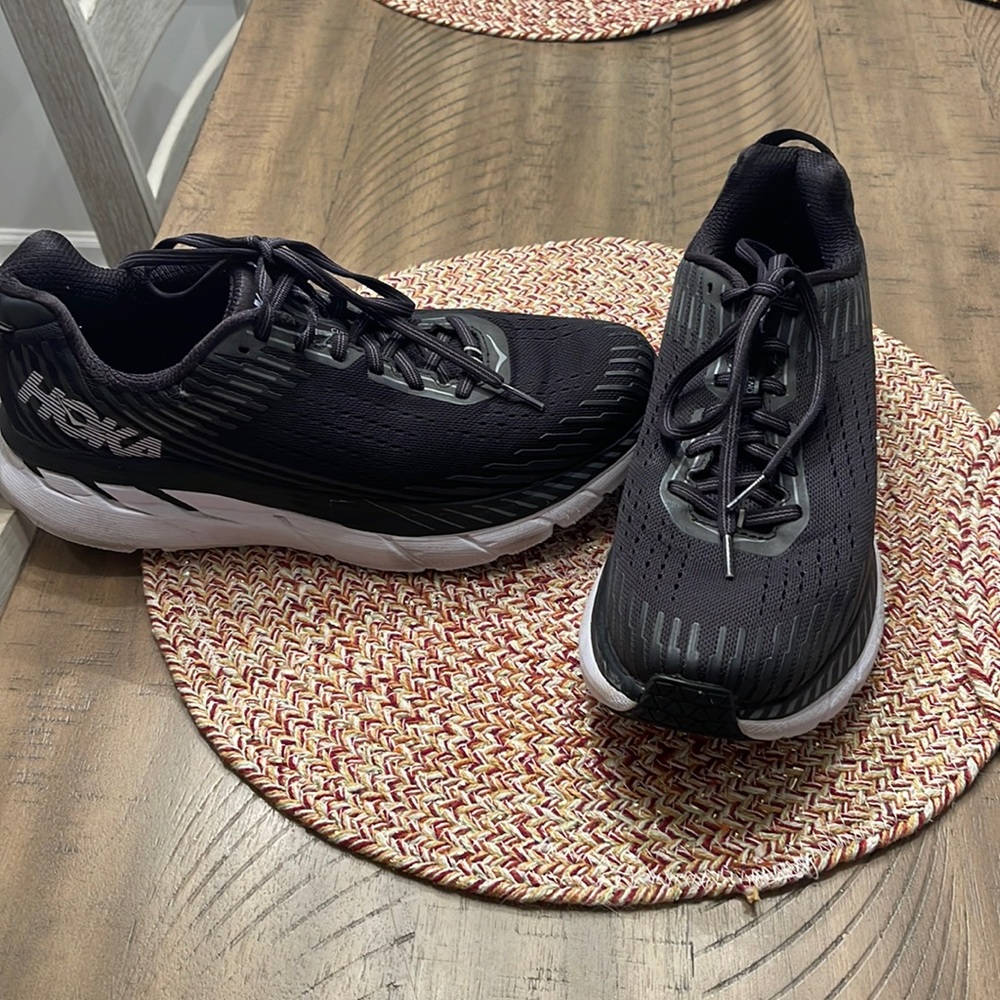 HOKA ONE ONE CLIFTON 5 RUNNING SHOES SIZE 9.5 US 42 EU BLACK WHITE